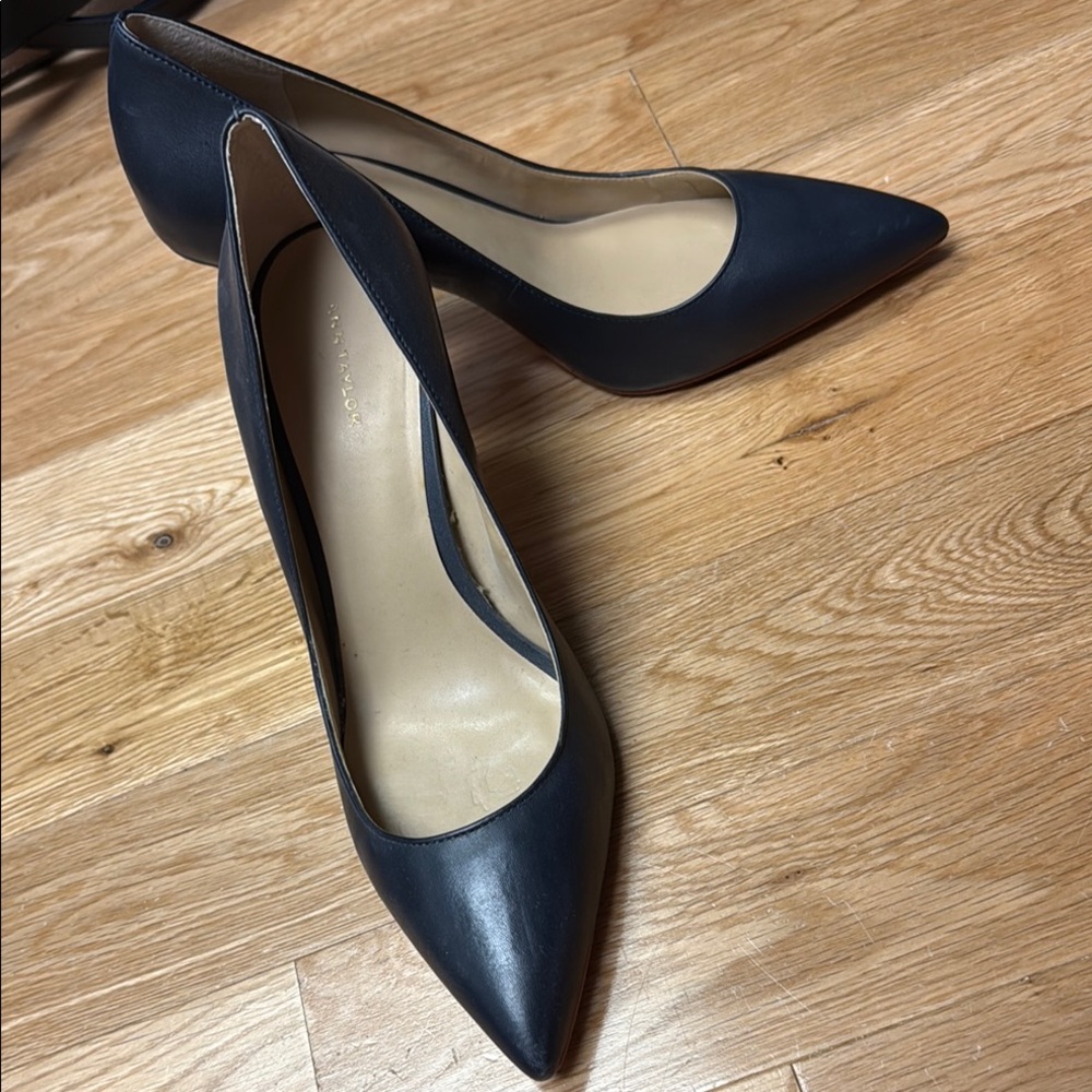 Classic Ann Taylor Navy Leather Pumps